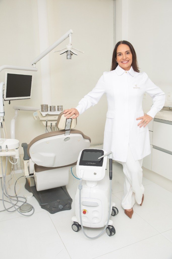 Profa. Dra. Tatiana Franco na clínica com o equipamento LiteTouch
